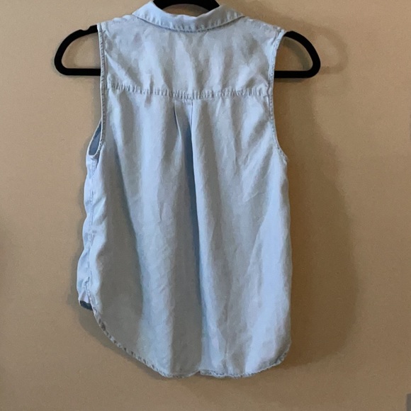 American Eagle sleeveless chambray shirt - Picture 3 of 3